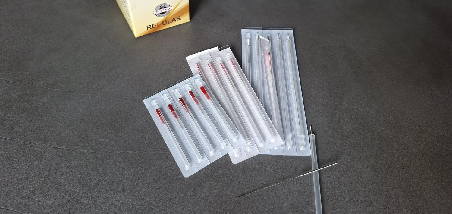 Agujas estériles de punción seca de un solo uso en la clínica de fisioterapia de Lugo, con una aguja suelta que muestra su grosor real