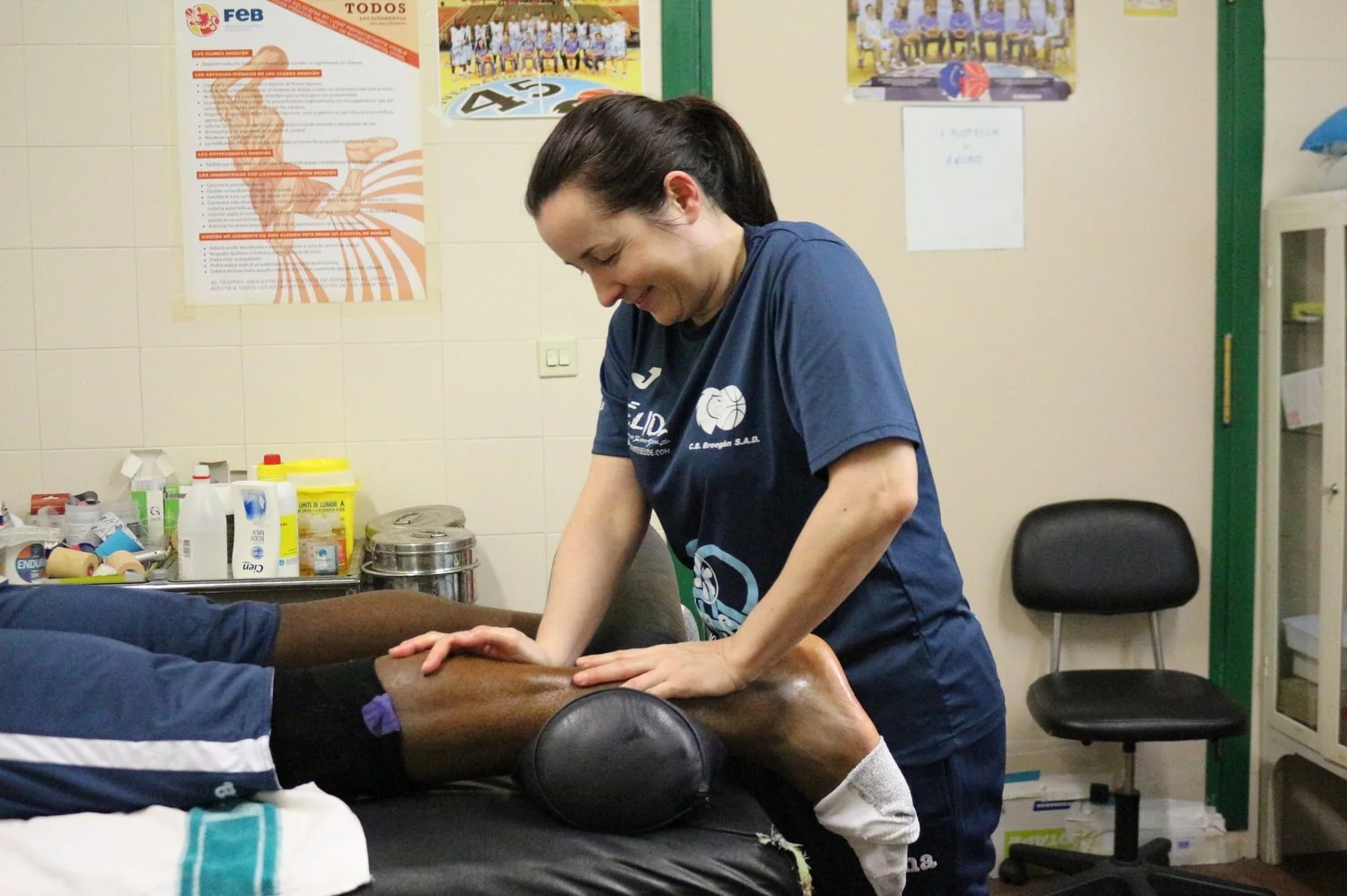 Belén Díaz tratando la rodilla de un jugador del Breogán en la sala de fisioterapia
