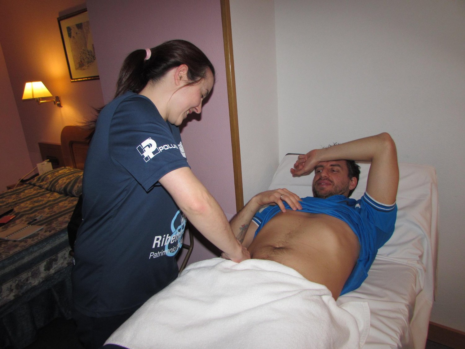 Belén Díaz tratando a un jugador en la habitación del hotel durante un desplazamiento