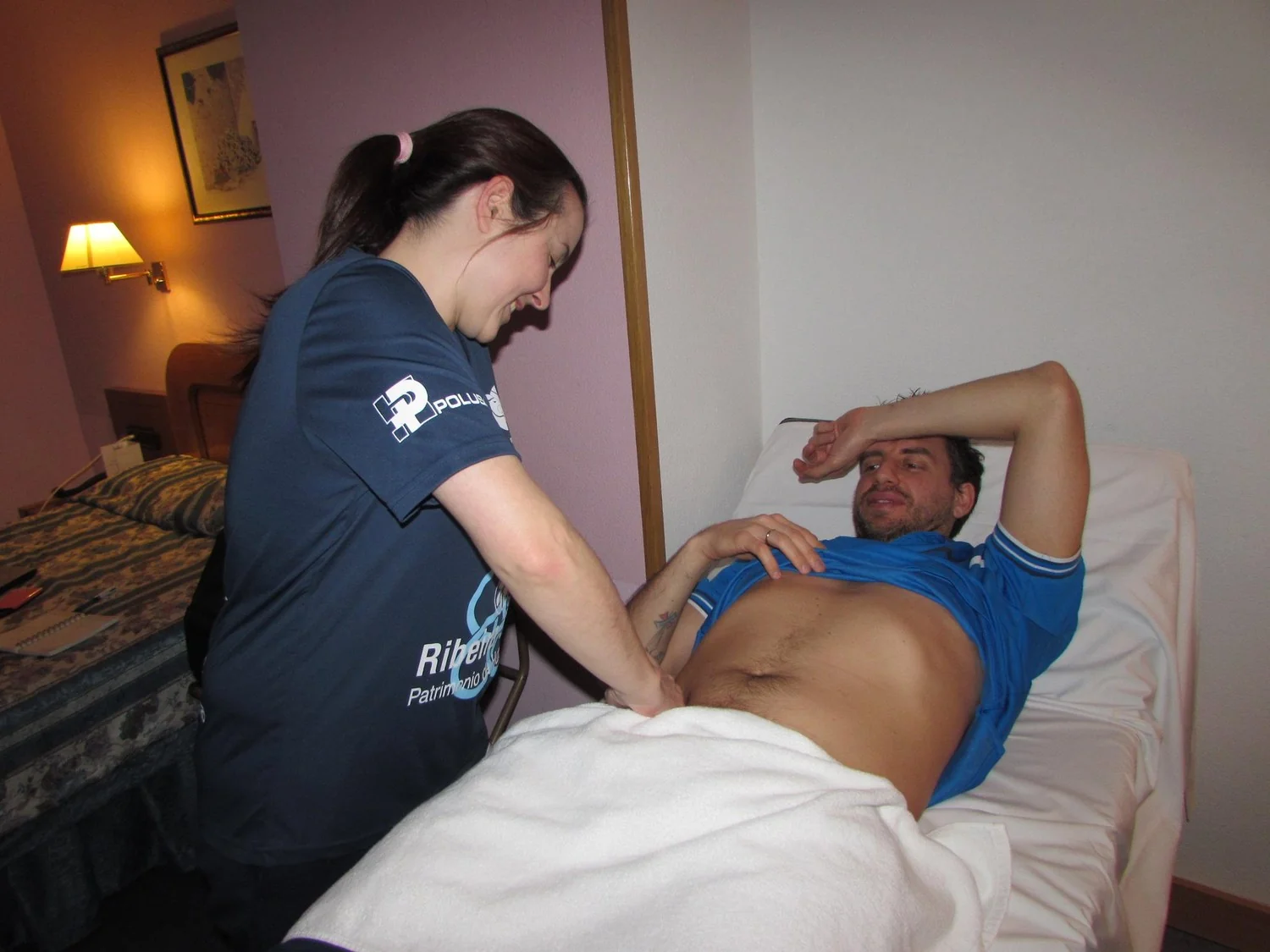 Belén Díaz tratando a un jugador en la habitación del hotel durante un desplazamiento