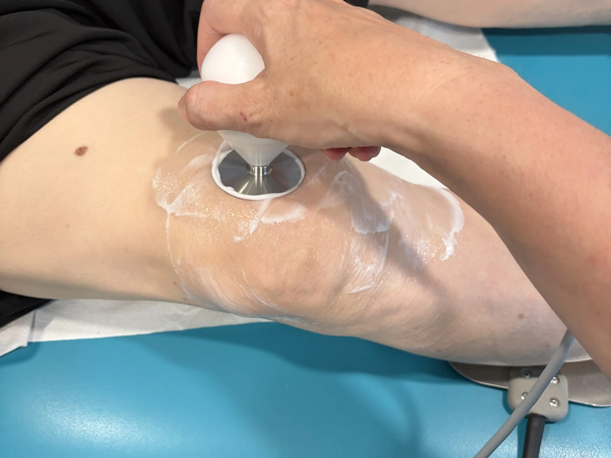 Aplicación de diatermia sobre la rodilla en la clínica de fisioterapia de Lugo