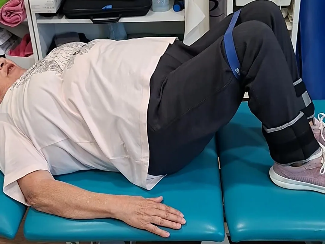 Sesión de ejercicio terapéutico con paciente mayor en la clínica de fisioterapia de Lugo