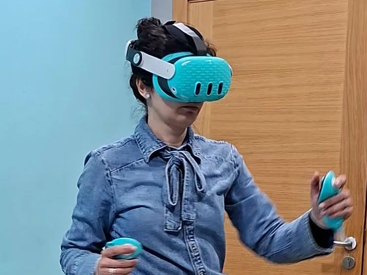 Paciente en sesión de rehabilitación con gafas de realidad virtual en la clínica de Lugo
