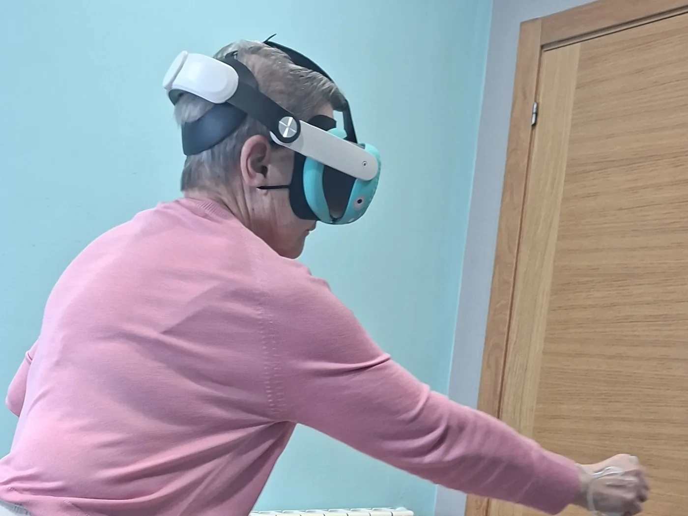 Persona mayor entrenando el equilibrio con gafas de realidad virtual en la clínica de fisioterapia de Lugo