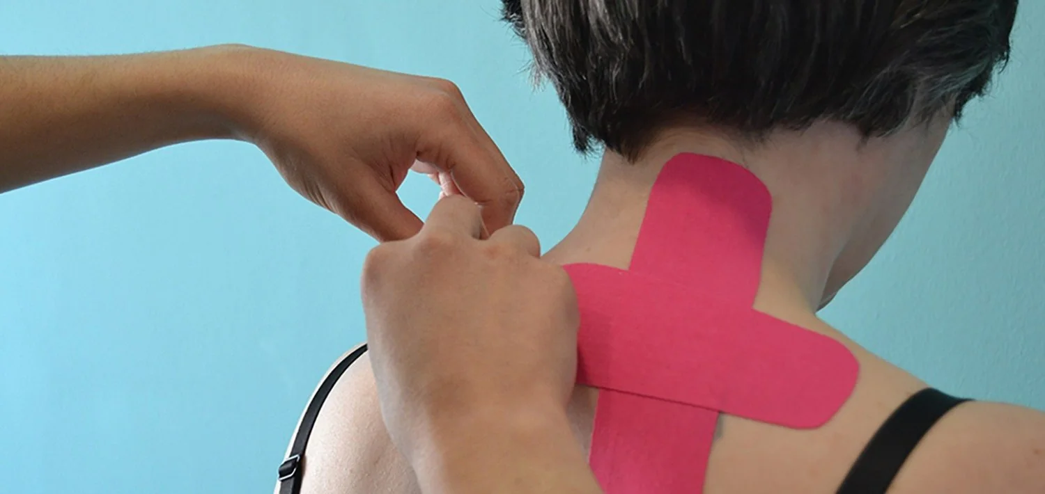 Aplicación de vendaje neuromuscular en cruz sobre la zona cervical