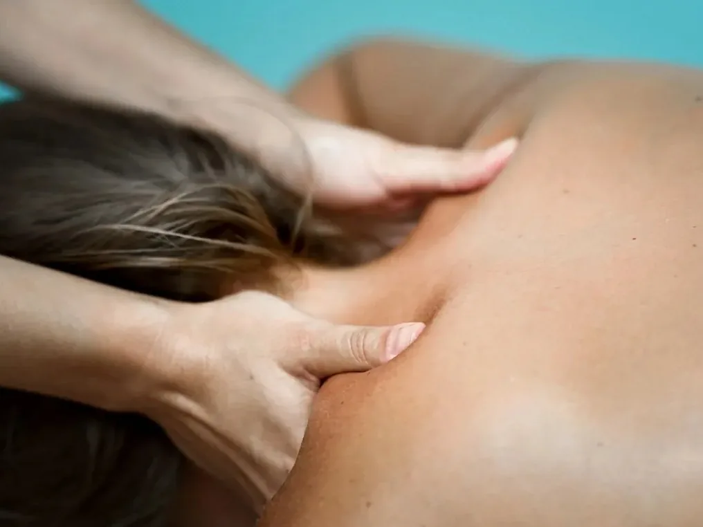 Sesión de masaje cervical en la clínica de fisioterapia de Lugo