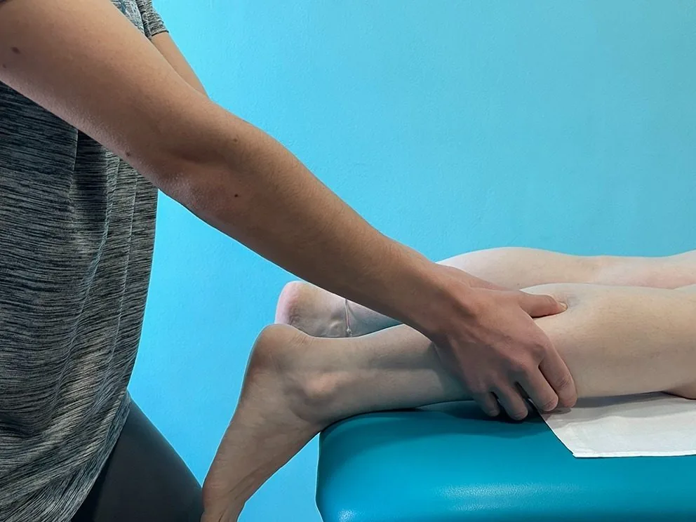 Masaje de gemelos con terapia manual en la clínica de fisioterapia de Lugo
