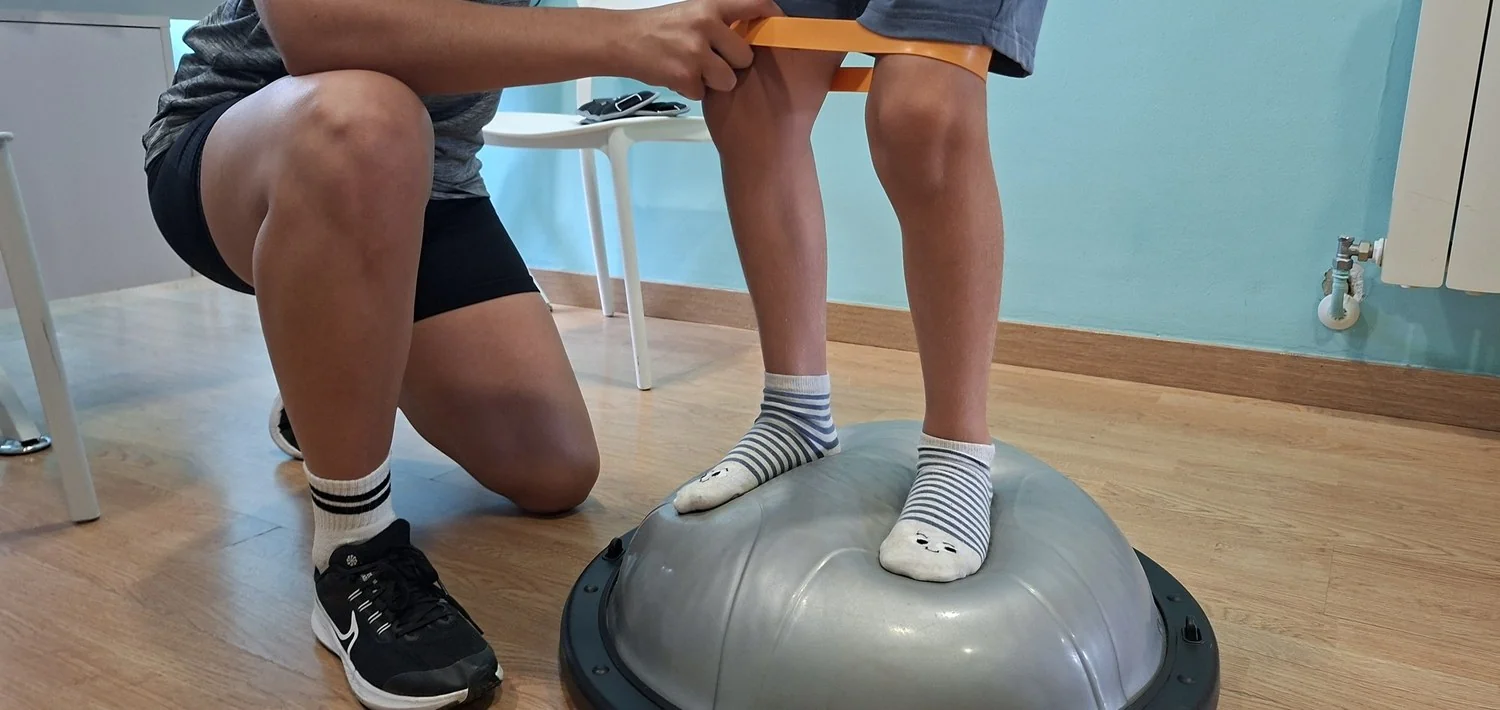 Paciente realizando un ejercicio de press de pierna en máquina