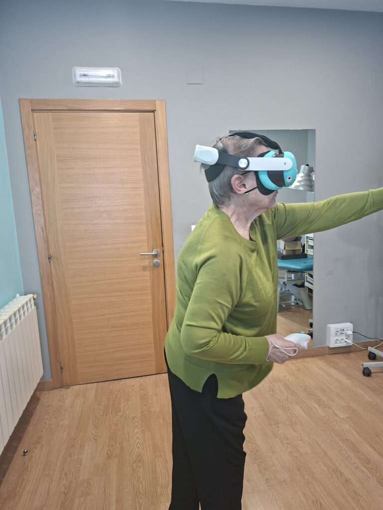Paciente entrenando el equilibrio con gafas de realidad virtual en la clínica de fisioterapia de Lugo