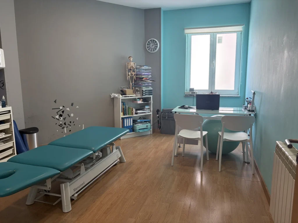 Sala de tratamiento de la clínica Belén Díaz Fisioterapia en Lugo, con camilla, zona de valoración y luz natural