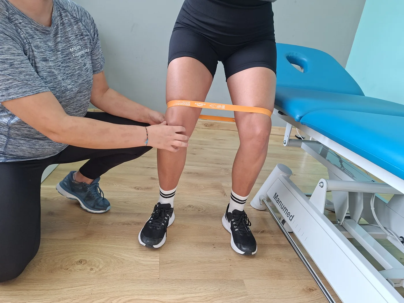 Sentadillas con goma elástica guiadas por fisioterapeuta en Lugo