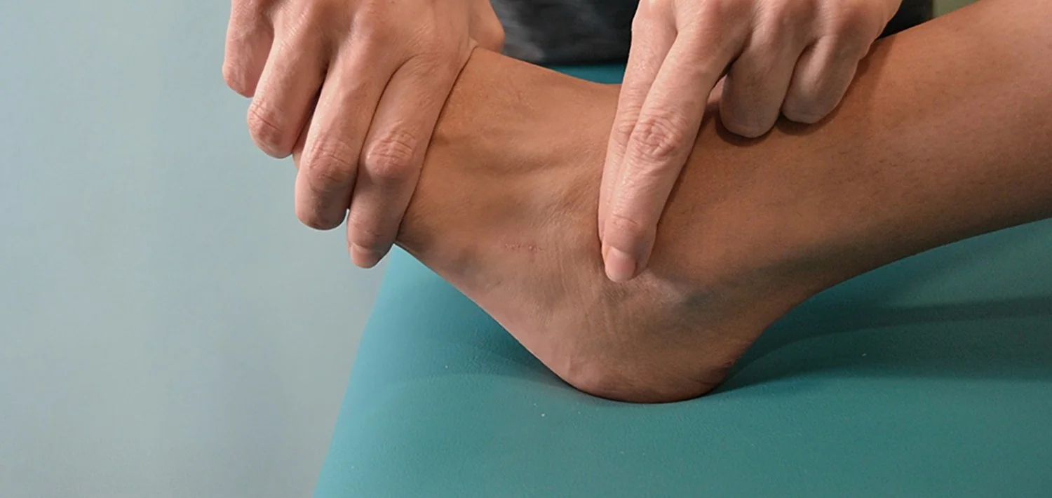 Terapia manual en el tobillo de un paciente